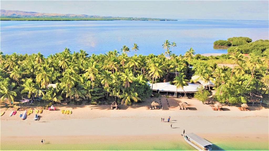 Likuri Island Resort Fiji في Natadola: اطلالة جوية على شاطئ فيه نخيل