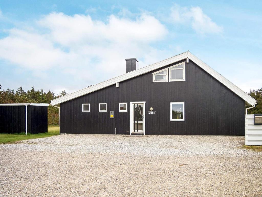 Nørre Vorupørにある10 person holiday home in Thistedの砂利道黒納屋