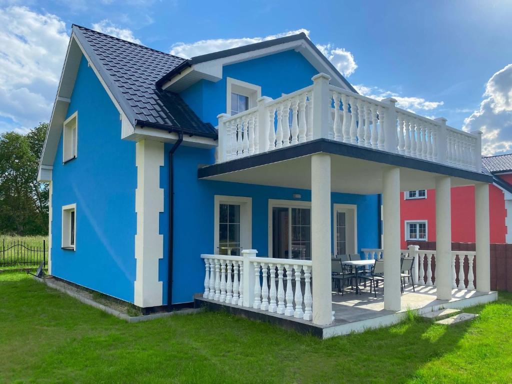 Casa azul y blanca con terraza en Holidayhome Kormoran in Nowe Warpno for 10 persons, en Nowe Warpno