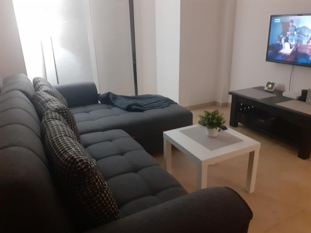 sala de estar con sofá y mesa de centro en Casa Primi en La Nucía