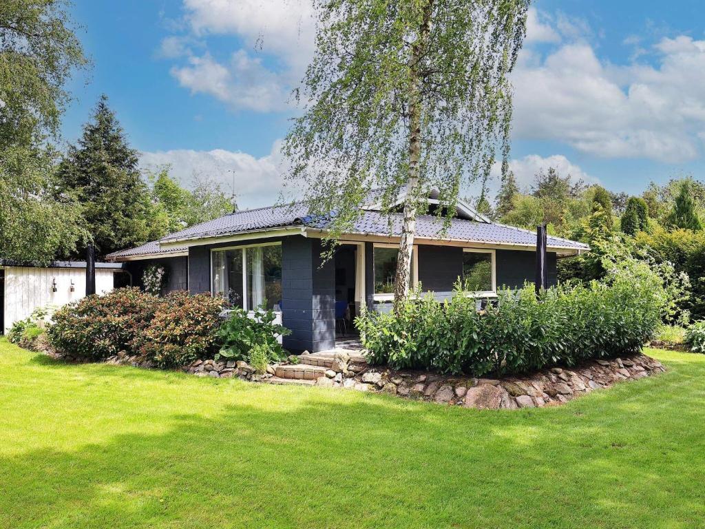 Zahrada ubytování Three-Bedroom Holiday home in Millinge 1