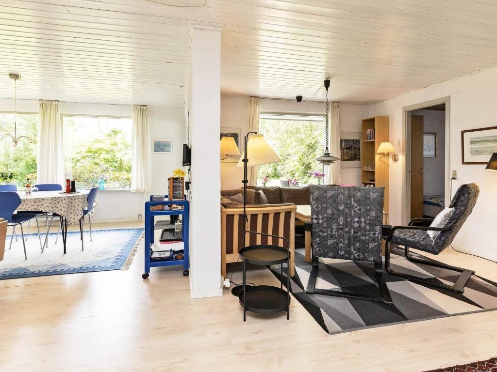 Posezení v ubytování Three-Bedroom Holiday home in Millinge 1