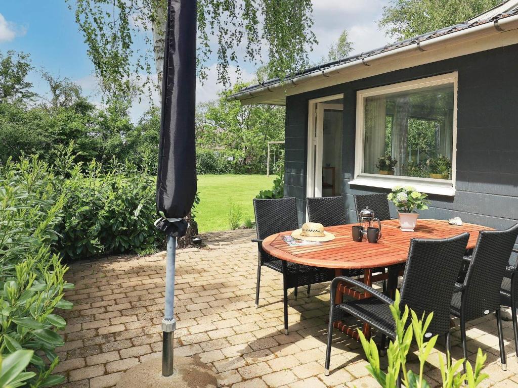 Zahrada ubytování Three-Bedroom Holiday home in Millinge 1