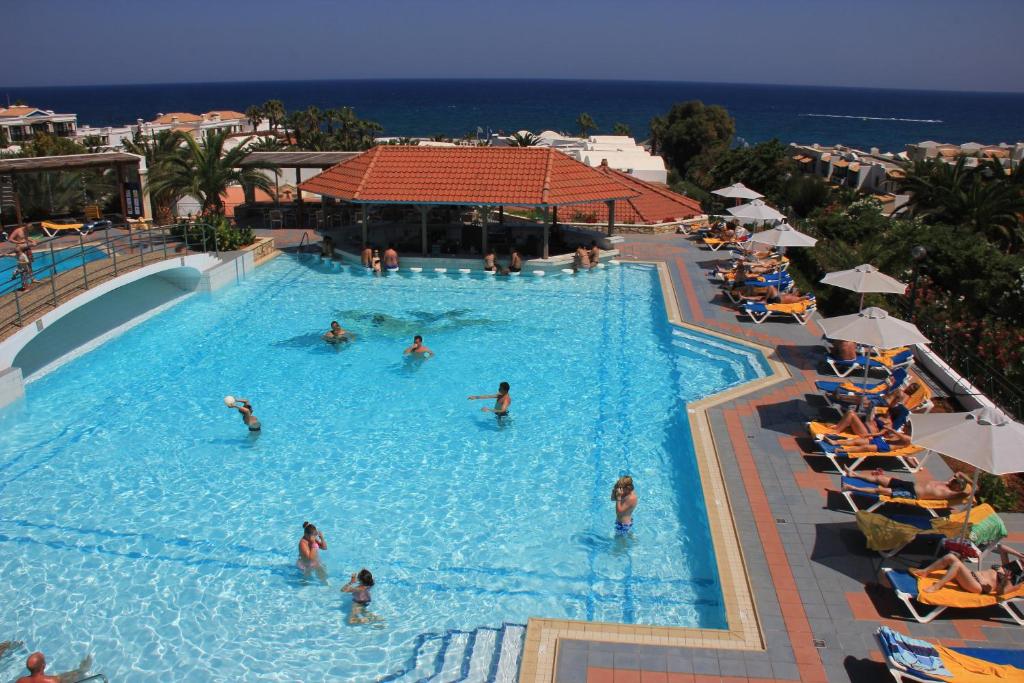 Bazén v ubytování Annabelle Beach Resort nebo v jeho okolí