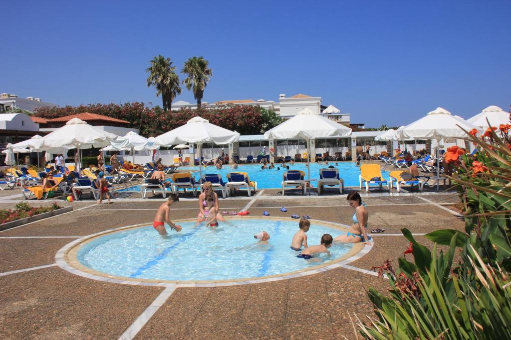 Bazén v ubytování Annabelle Beach Resort nebo v jeho okolí