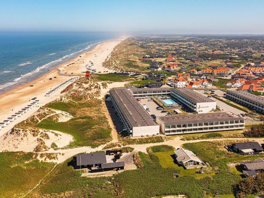 uma vista aérea de uma praia e do oceano em 4 person holiday home on a holiday park in Blokhus em Blokhus