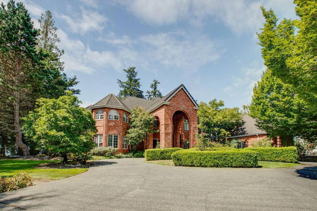 Castle-like House with Swimming Pool and Ocean View! - Housity