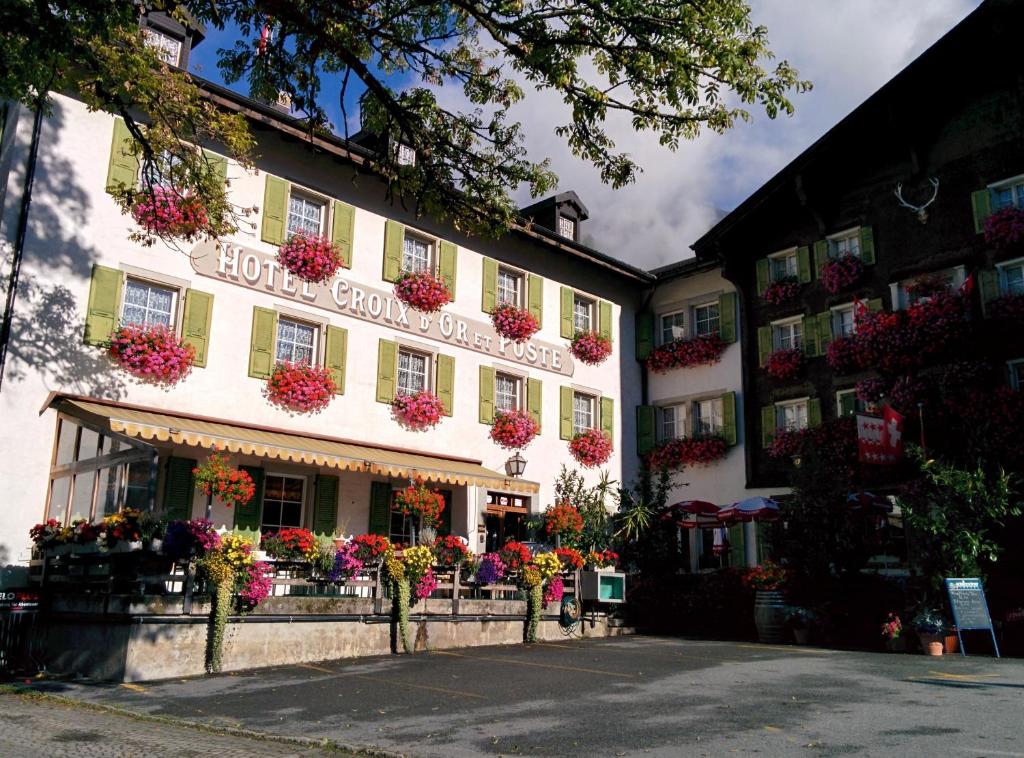 ミュンスターにあるHotel Croix d'Or et Poste - Historisches Hotelの正面に花の咲く建物