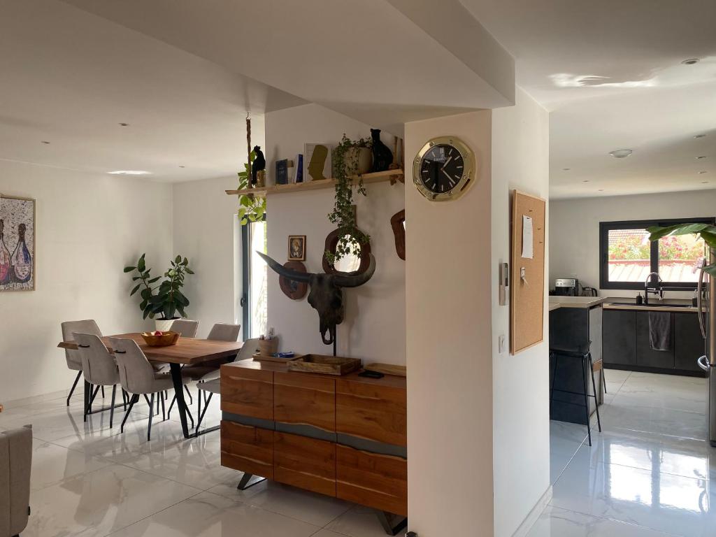 eine Küche und ein Esszimmer mit einem Tisch und Stühlen in der Unterkunft Maison lyon 8 jardin parking studio indépendant sur demande in Bron