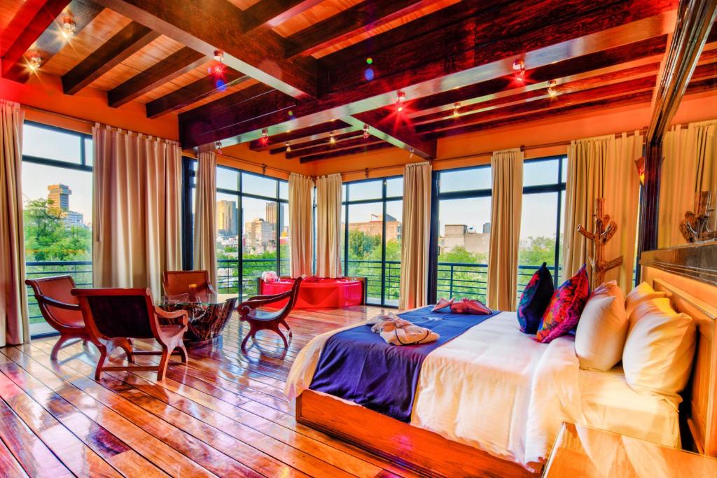 - une chambre avec un lit, une table et des chaises dans l'établissement Hotel Parque España, à Mexico