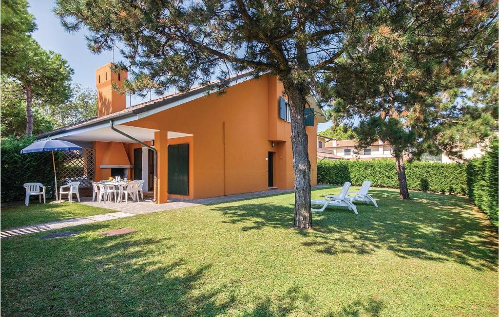 アルバレッラ島にあるV4 Zona Verdeの庭の椅子とテーブルを持つオレンジの家