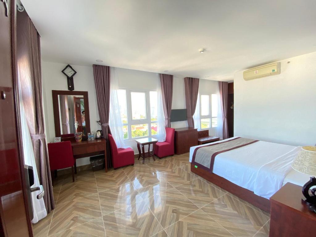 Giường trong phòng chung tại Gem Nha Trang Hotel