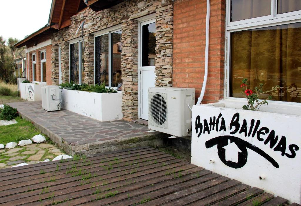 a building with a sign that says banta ballams on it at Hostel Bahía Ballenas in Puerto Pirámides