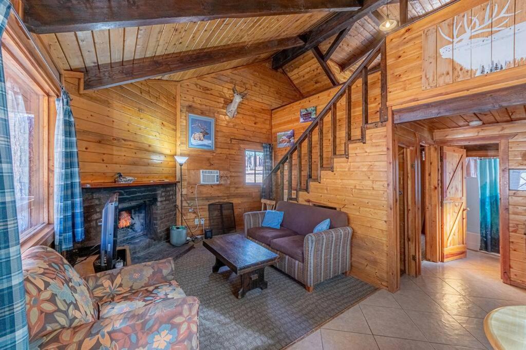 Posezení v ubytování Forest Cabin 1 Hunters Blind