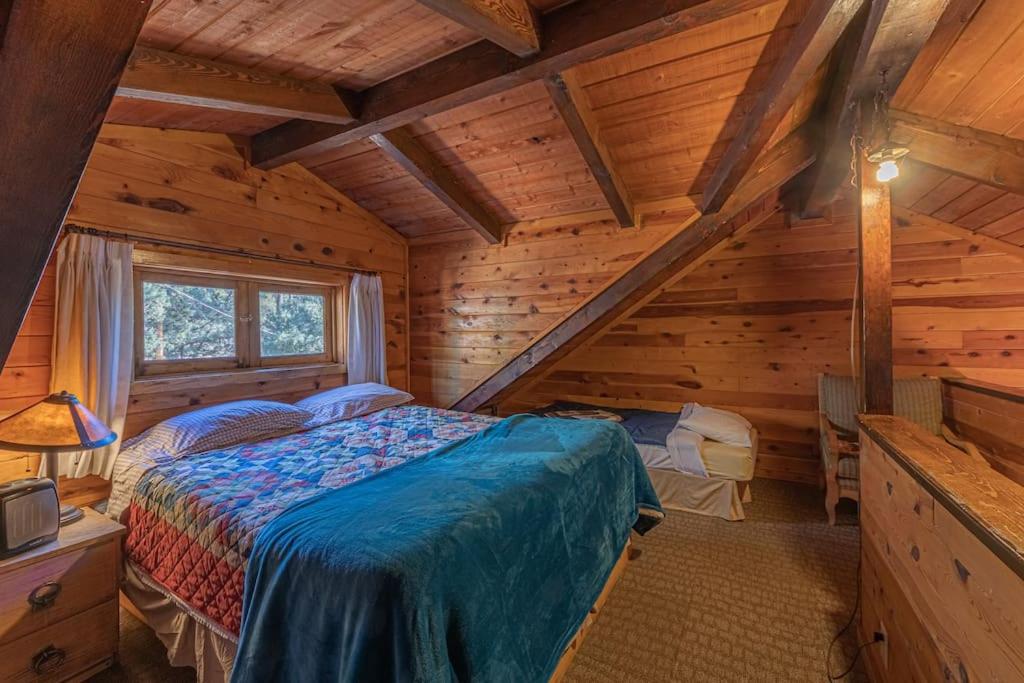 Postel nebo postele na pokoji v ubytování Forest Cabin 3 Bear's Den