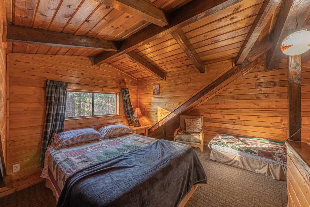 Postel nebo postele na pokoji v ubytování Forest Cabin 6 Enchanted Forest