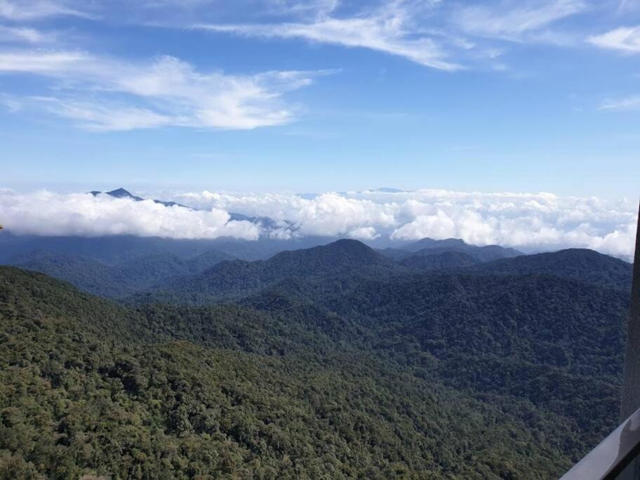 desde un avión con vistas a una cordillera en Studio Suite Genting Highland 33-01, en Genting Highlands