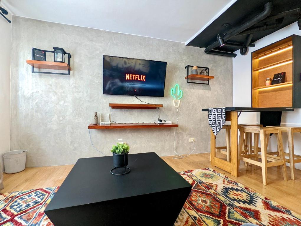 TV a/nebo společenská místnost v ubytování Budget 1BR Loft Apartment in Cainta Cambridge Village