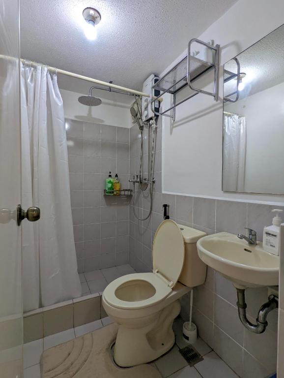 Koupelna v ubytování Budget 1BR Loft Apartment in Cainta Cambridge Village