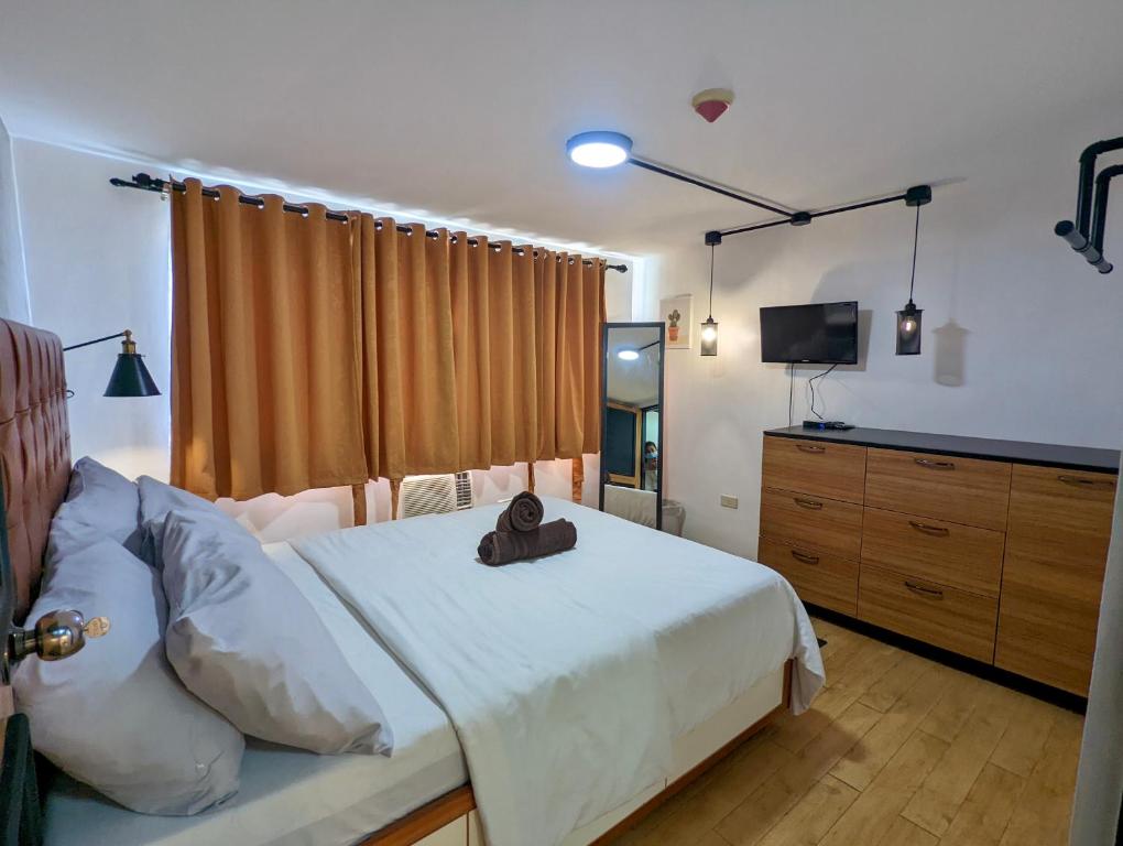 Postel nebo postele na pokoji v ubytování Budget 1BR Loft Apartment in Cainta Cambridge Village
