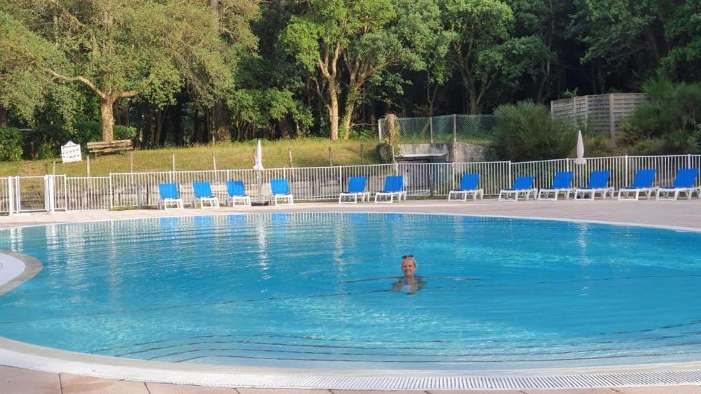 une personne dans l'eau d'une piscine dans l'établissement Appartement 3 pièces, 6 perso avec piscine chauffée en saison domaine du golf de Pinsolle, à Soustons