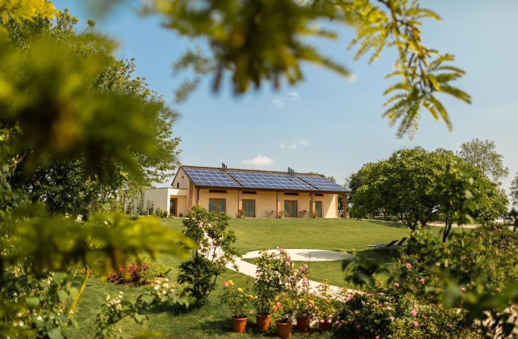 una casa en medio de un jardín en Agriturismo Casa Fiorindo, en Meolo