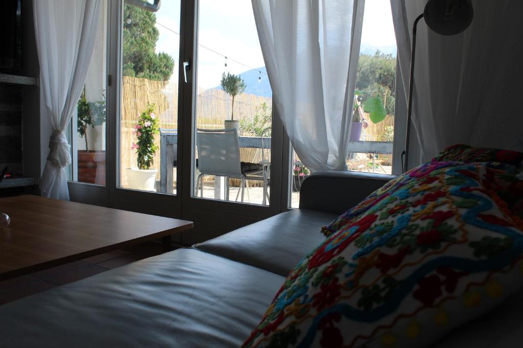 Posezení v ubytování Appartamento con terrazza a due minuti dal lago