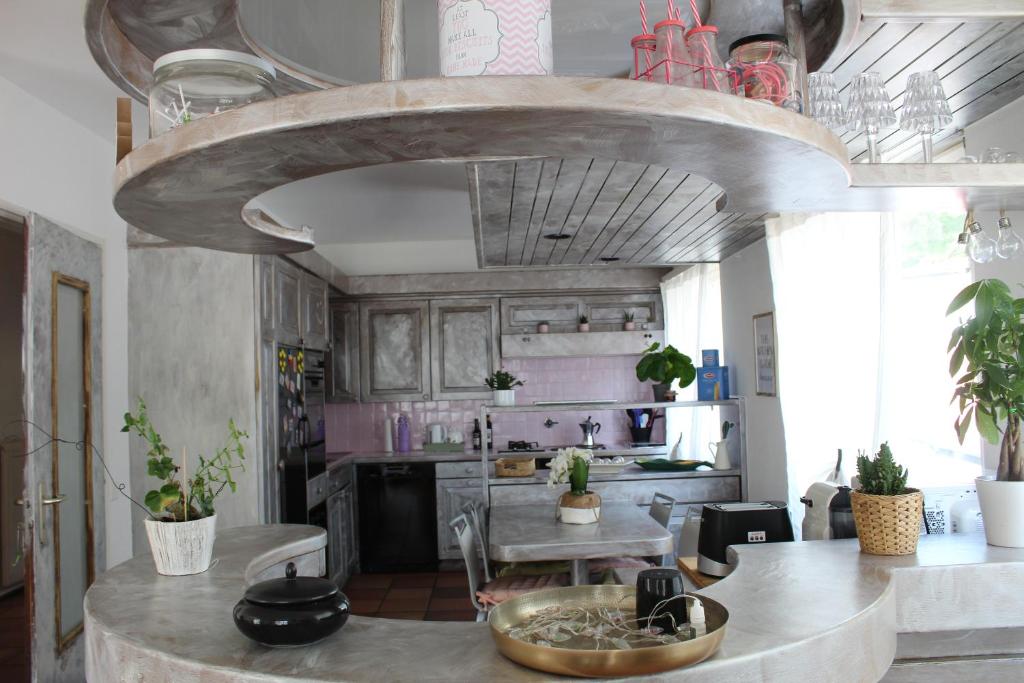 Kuchyň nebo kuchyňský kout v ubytování Appartamento con terrazza a due minuti dal lago