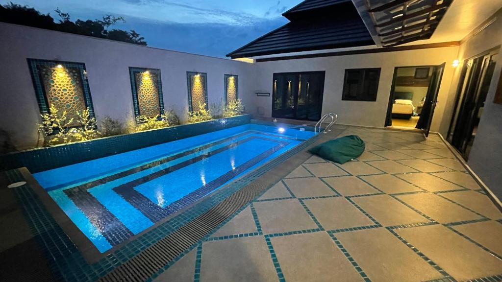 una piscina en el patio trasero de una casa en Villa Emerald: 3 Bedroom Pool Villa Near River en Bentong