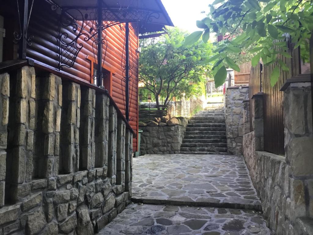 un callejón de piedra con escaleras y una pared de piedra en САДИБА та ЧАН "NA PAGORBI", en Yaremche