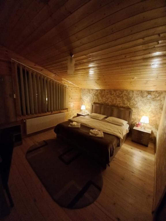 Postel nebo postele na pokoji v ubytování Four Season In Kazbegi