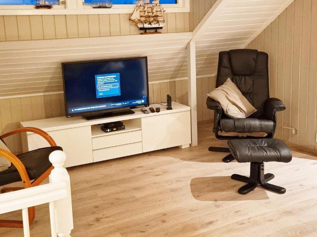 TV a/nebo společenská místnost v ubytování 7 person holiday home in Bokn-By Traum