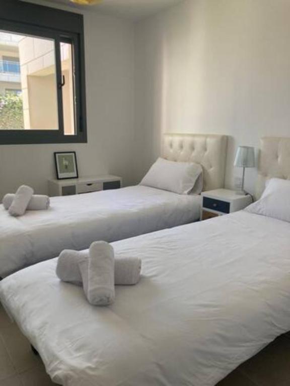 Posteľ alebo postele v izbe v ubytovaní Appartement Casares - Mer, Golf, Piscine, Padel - FINCA CORTESIN