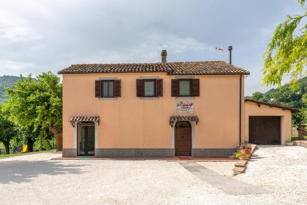 ein Haus mit einer Einfahrt davor in der Unterkunft Bed & Breakfast In vino veritas in Arcevia