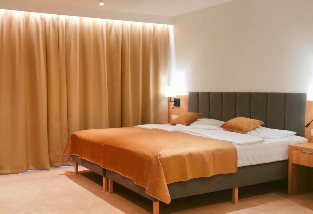 Postel nebo postele na pokoji v ubytování Hotel SKAL Medi SPA & Resort