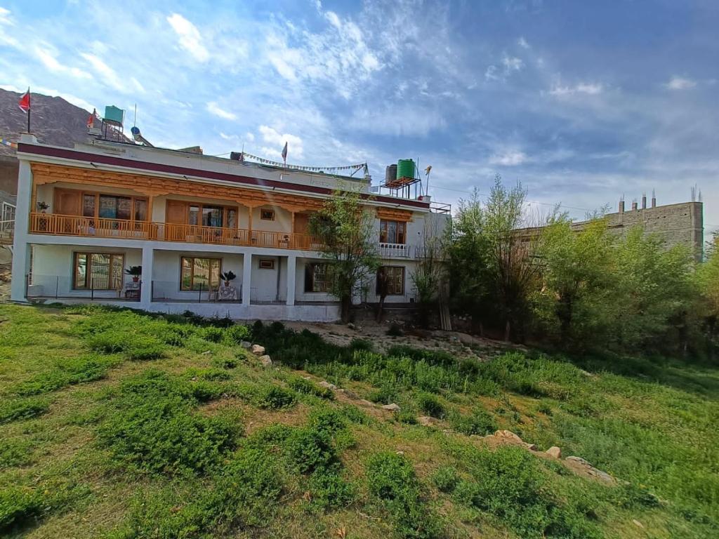 El edificio en el que está la casa de huéspedes