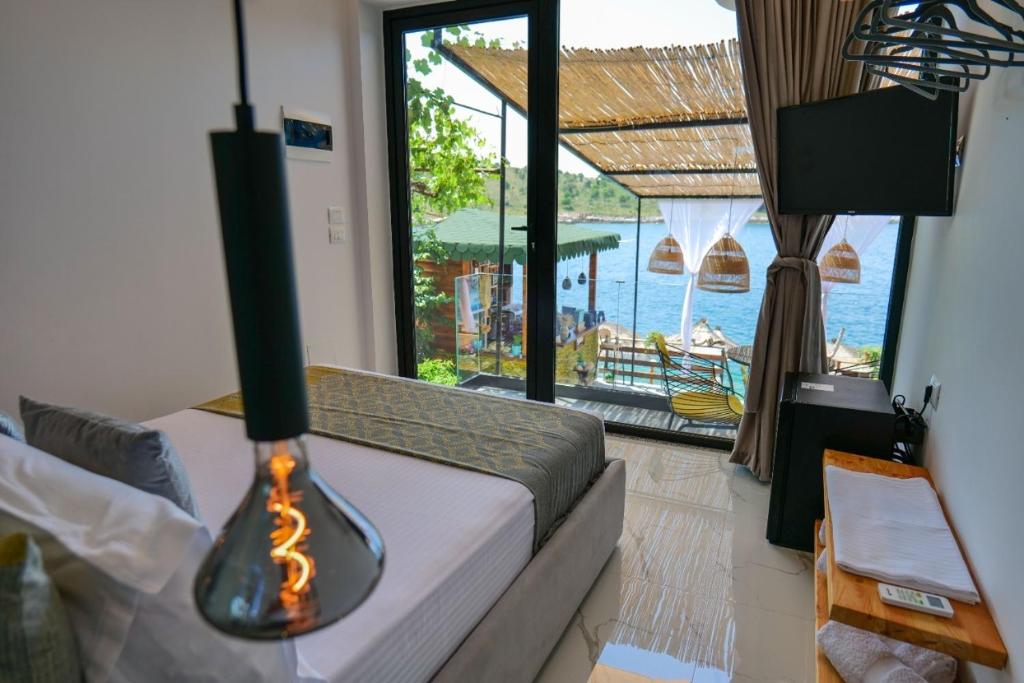 um quarto com uma cama com uma lareira no meio em Siro Kerma Private Beach Villa em Sarandë