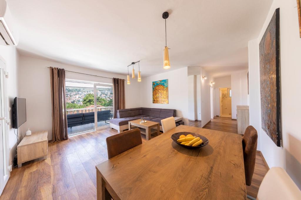 Televízia a/alebo spoločenská miestnosť v ubytovaní Sunlight apartment