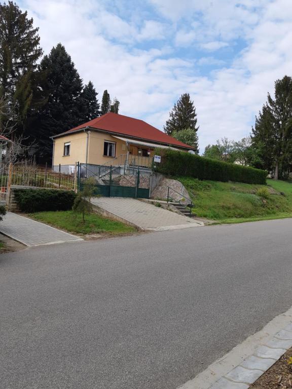 una casa con techo rojo al lado de una carretera en Laciház, en Igal