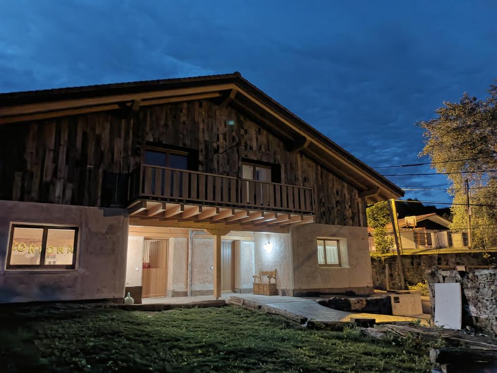 drewniany domek z werandą i balkonem w obiekcie Casa rural Lastoetxe w mieście Larrauri