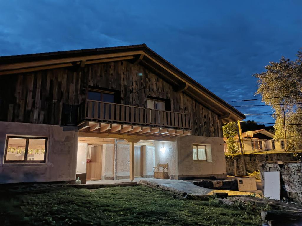 a log house with a porch and a balcony at Casa rural Lastoetxe in Larrauri