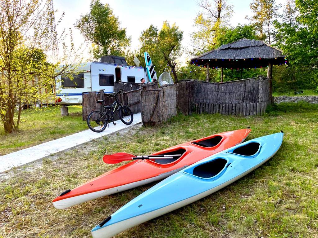 Due kayak seduti sull'erba in un campo di Orelskyi Dvor a Mohyliv