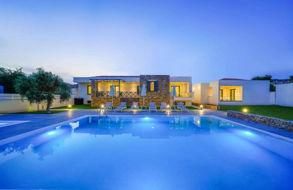 une grande piscine en face d'une maison dans l'établissement ANELA RESORT, à Potos