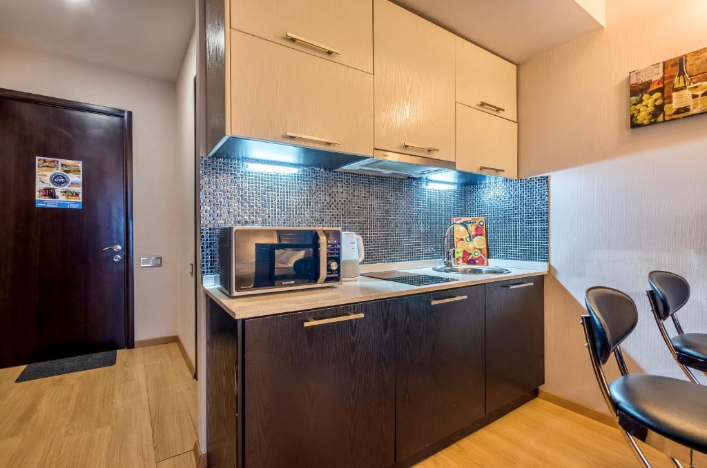 Kuchyň nebo kuchyňský kout v ubytování Studio Apartment NFT New Gudauri 215