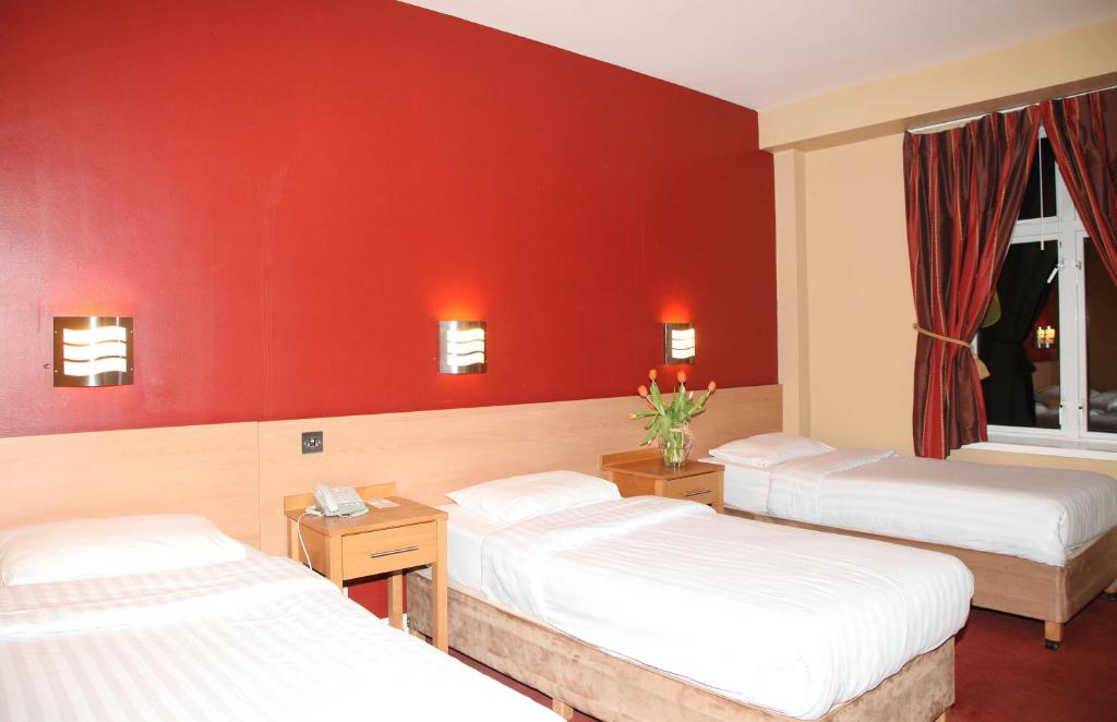 Postel nebo postele na pokoji v ubytování Harding Hotel
