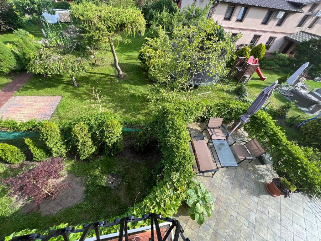 Vonkajšia záhrada v ubytovaní Willa Garden 2 z pięknym ogrodem i tarasem