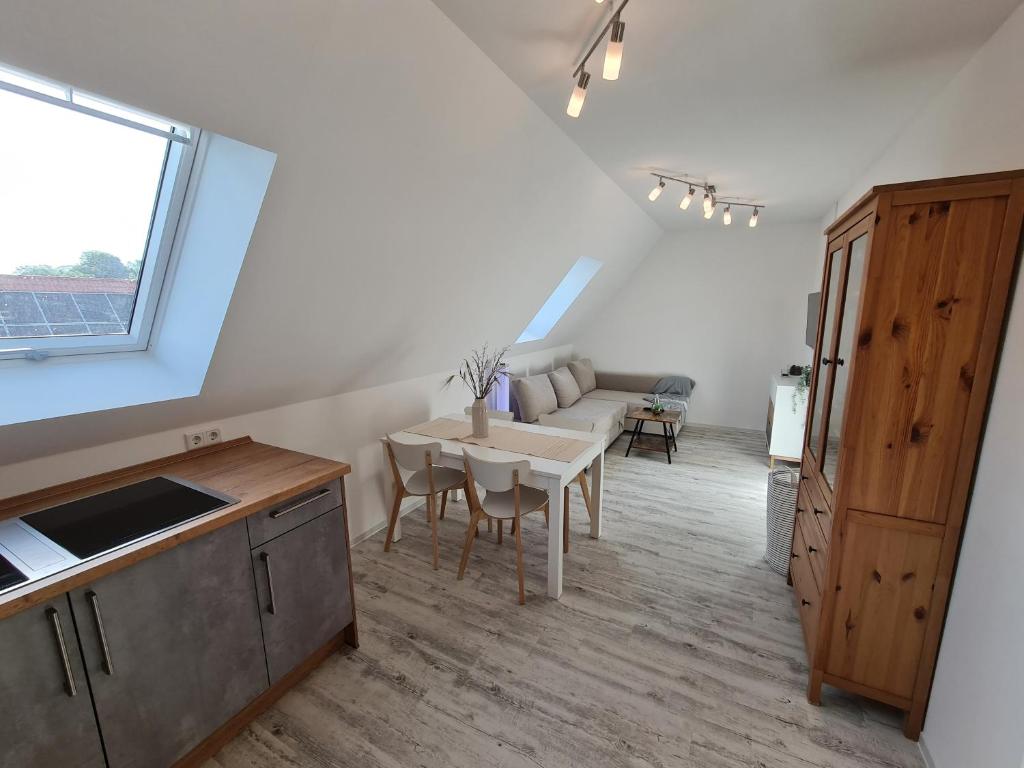 eine Küche und ein Wohnzimmer mit einem Tisch und einem Sofa in der Unterkunft Ferienwohnung Manuela & Daniel Hiebl in Thalmässing