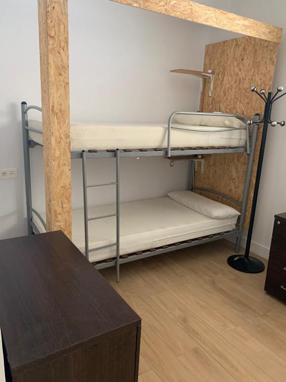 Palanda nebo palandy na pokoji v ubytování Bilbao Central Rooms