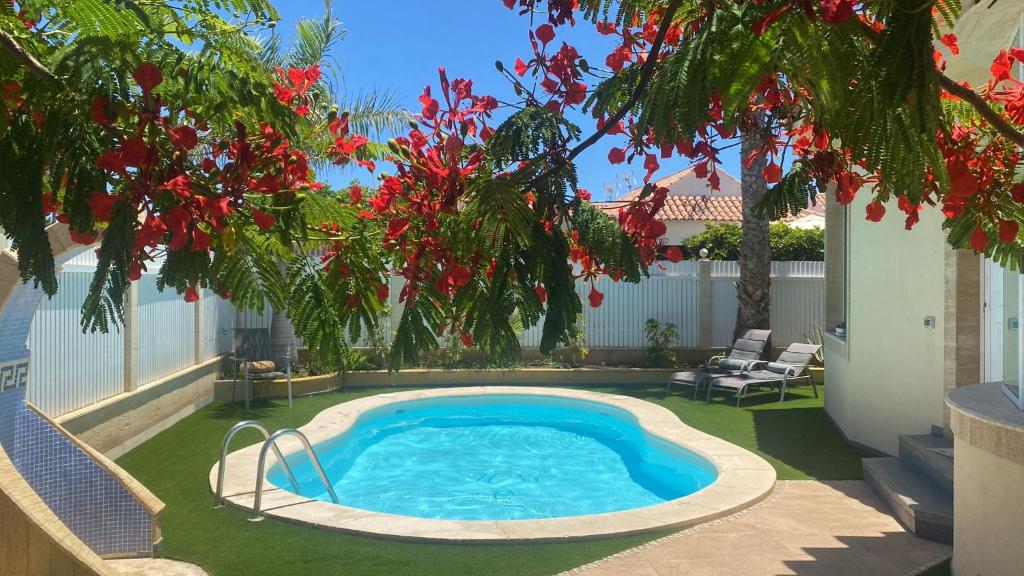 a swimming pool in the middle of a yard at Villa Holiday World in Maspalomas