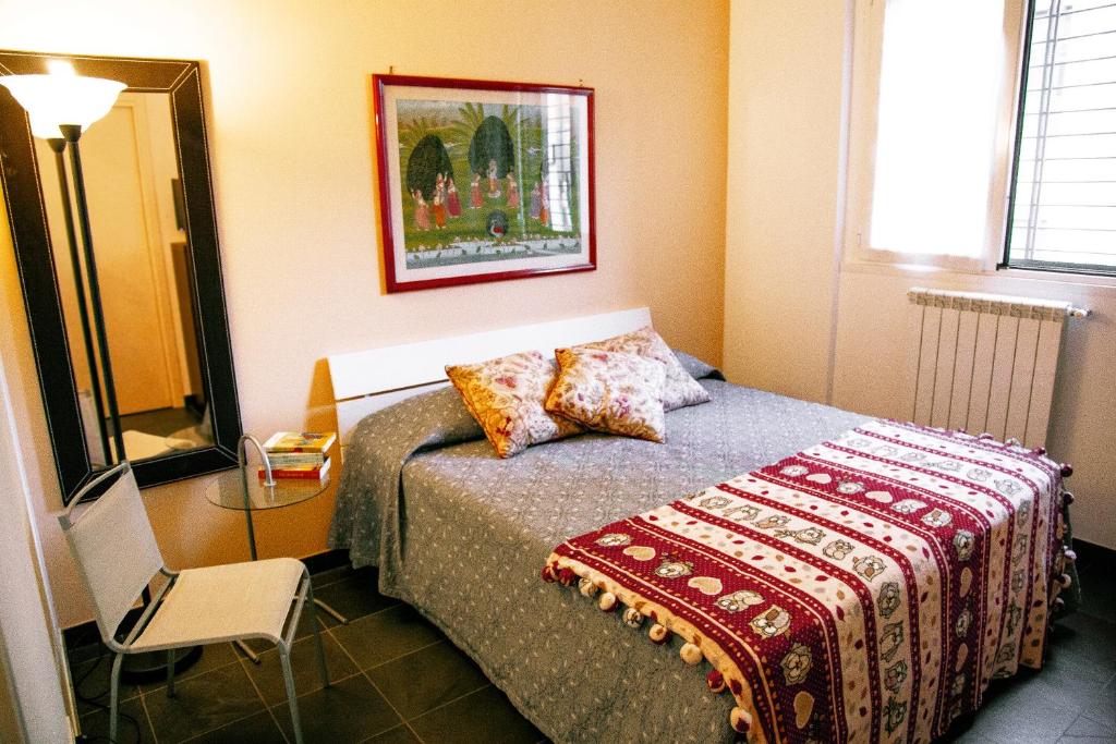 納維廖河畔切爾努斯科的住宿－卡塞塔公寓，一间小卧室,配有一张床和一张桌子